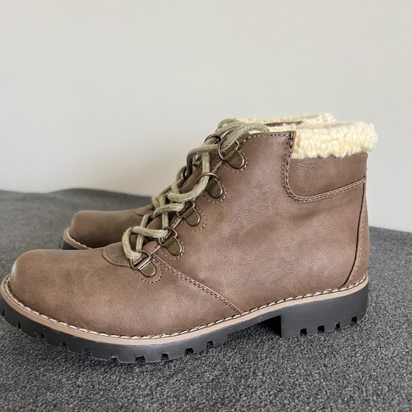 Cliffs booties taupe 6 1/2M - Picture 2 of 11